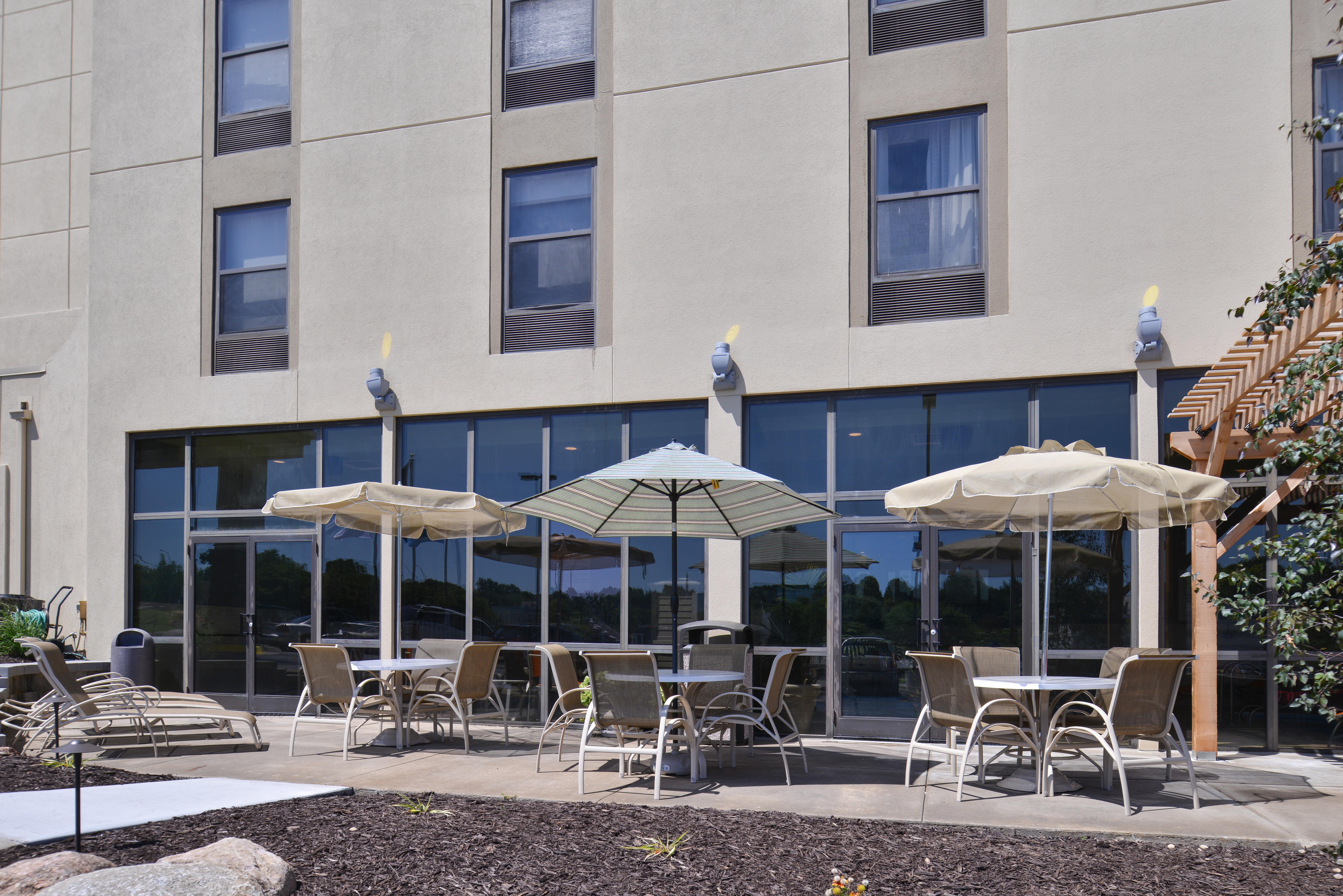 Holiday Inn Express & Suites Central Omaha By Ihg Exterior foto